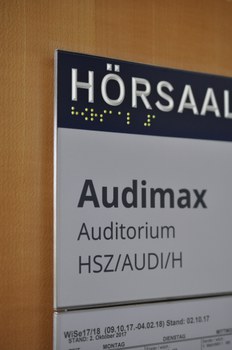 Türschild mit Wechselrahmen Hörsaalzentrum