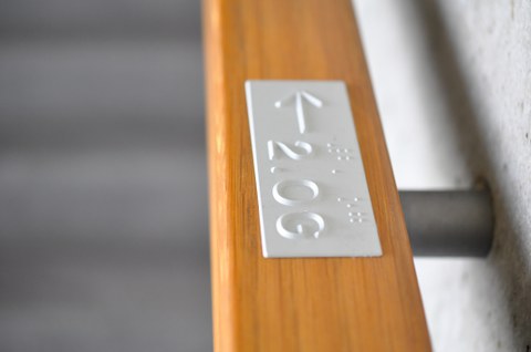 Handlaufschild mit Profil- und Brailleschrift