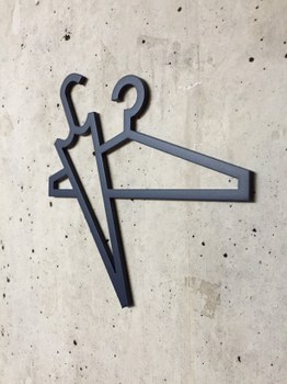 Pictogramm Garderobe ausgefräst auf Betonwand