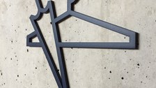 Pictogramm Garderobe ausgefräst auf Betonwand