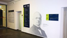 Beschilderung im Foyer Hülse Bau