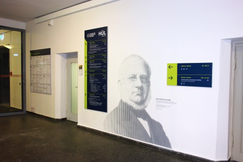 Beschilderung im Foyer Hülse Bau