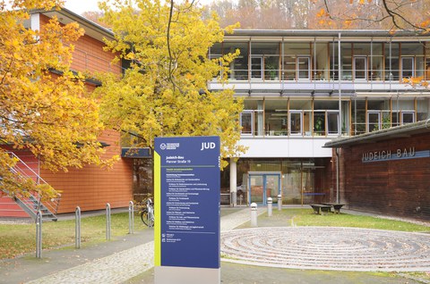 Eingang Judeich Bau mit Gebäudeaufsteller