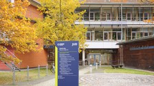 Eingang Judeich Bau mit Gebäudeaufsteller