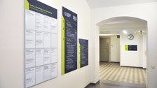 Beschilderung im Foyer Zeuner-Bau