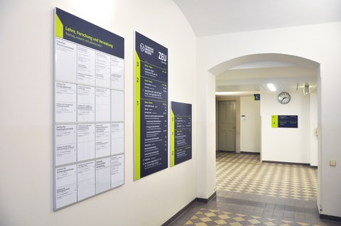Beschilderung im Foyer Zeuner-Bau