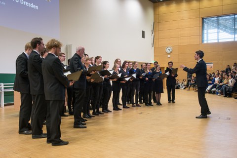 Foto des Universitätschores bei einer Veranstaltung in einem Hörsaal