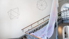 Foto Ausstellungsstück "Leichter als Luft" mit einem Vorhang, der von der Decke hängt