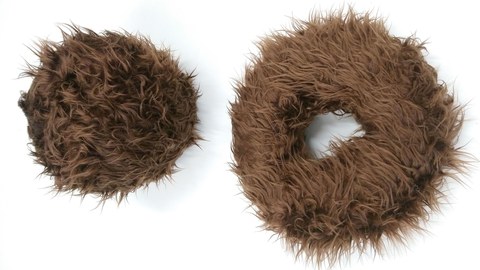 Braune, haarige Donuts auf weißem Hintergrund
