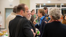 ein Stehempfang im Foyer des Barkhausenbaus mit redenden Menschengruppen