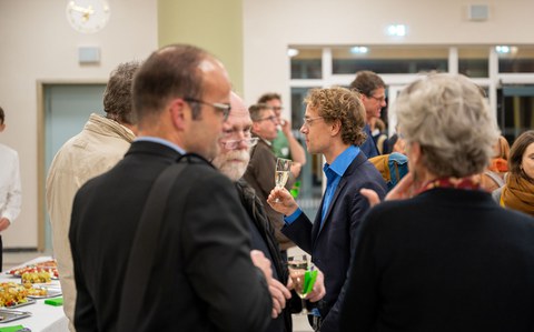 ein Stehempfang im Foyer des Barkhausenbaus mit redenden Menschengruppen