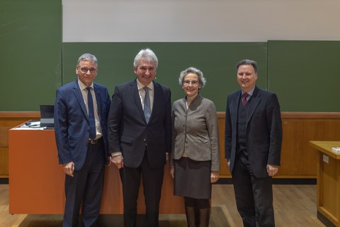Gruppenfoto Prof. Andreas Pinkwart mit Rektorin Prof. Ursula M. Staudinger