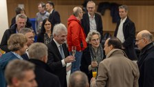 Empfang im Foyer Barkhausenbau mit Prof. Pinkwart, Rektorin Staudinger und vielen weiteren Gästen in geselliger Runde. 