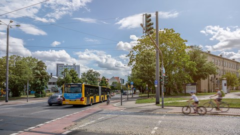 Photo of traffic on the TU campus with cyclists, cars and bus line “61”