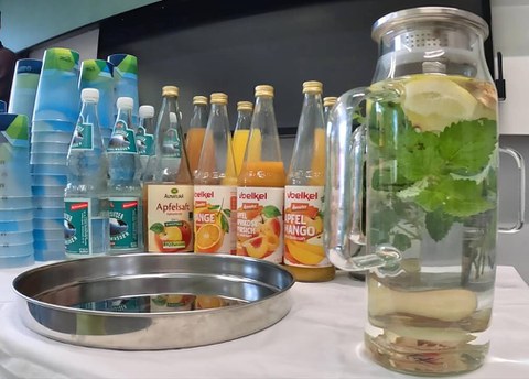 verschiedene Getränke stehen aus einem Tisch