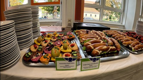 Bild eines Bufetts mit veganen Häppchen und Brötchen