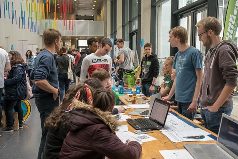 viele Menschen an einem Stand