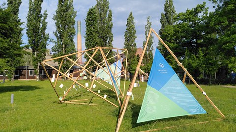 Installation zum Green Office mit Banner