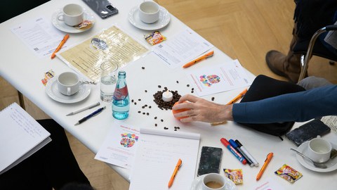 Tisch mit Workshopmaterialien