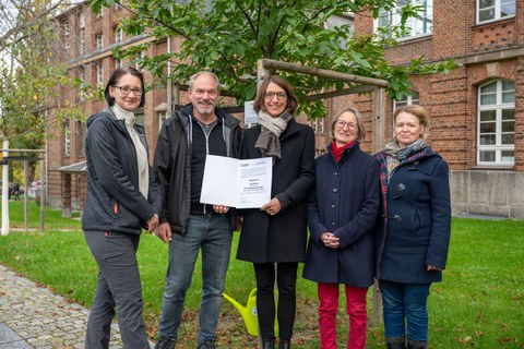 AG Nachhaltigkeitstrategie vor Baum