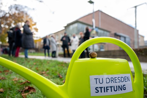 Gießkanne mit Kastanie