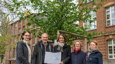 Rektorat an Baum beim Gießen