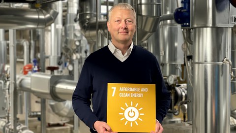Clemens Felsmann mit Tafel von SDG 7