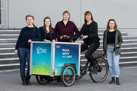 Team der Grundvorlesung mit Lastenrad