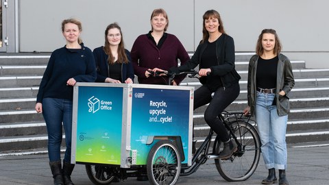 Team der Grundvorlesung mit Lastenrad