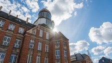 Foto vom Beyer-Bau der TU Dresden mit dem Planetarium im Gegenlicht.
