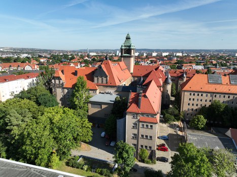 Drohnenbild von oben vom Georg-Schumann-Bau der TUD.