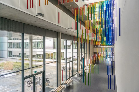 Foto: Kunstinstallation von Roland Fuhrmann mit bunten hängenden Röhren im Chemieneubau.