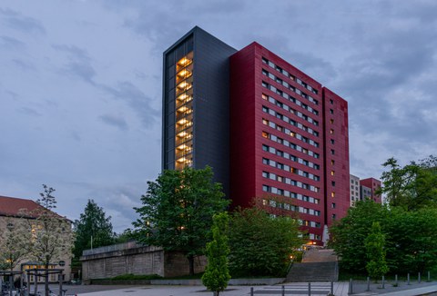 Foto: Ansicht vom Weberplatz mit dem Studentenwohnheim Wundstraße am Abend.