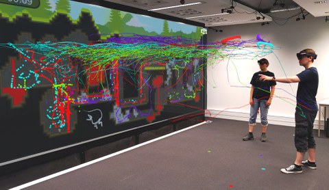 Forschende des Interactive Media Lab Dresden der Fakultät Informatik  analysieren Daten in einer immersiven Mixed-Reality-Anwendung. In diesem  Forschungsprojekt wird die Exploration von Bewegungsdaten in  Mixed-Reality-Umgebungen untersucht.