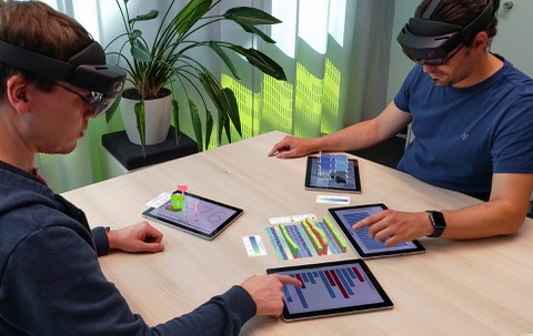 Forschende des Interactive Media Lab Dresden der Fakultät Informatik  analysieren Daten in einer immersiven Mixed-Reality-Anwendung. In diesem  Forschungsprojekt wird die Kombination klassischer Mobilgeräte mit neuartiger  Augmented-Reality-Technologie zur Datenvisualisierung untersucht.