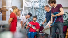 Sechs Menschen begutachten ein technisches Gerät.