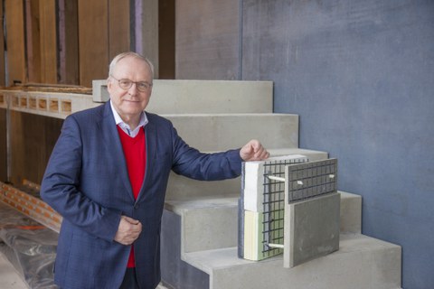 Prof. Manfred Curbach zeigt eine Modell des Carbonbeton.