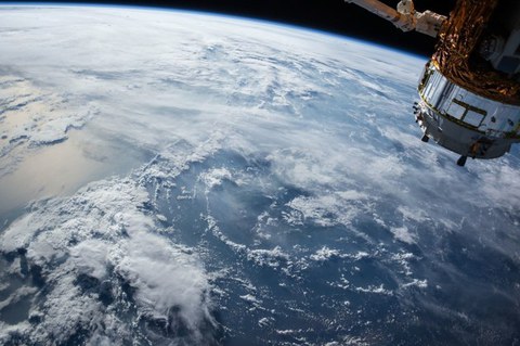 Ein Satellit kreist über der Erde.