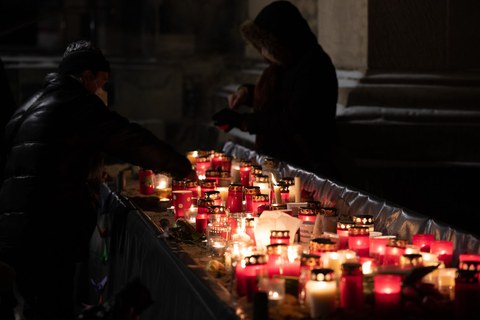 Kerzen zum Gedenken an der Kreuzkirche am 13. Februar 2021