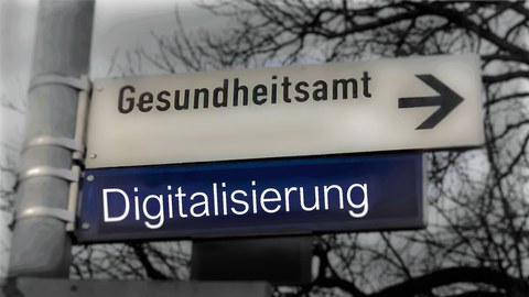 Straßenschild, oben mit Pfeil nach rechts zum "Gesundheitsamt", darunter "Digitalisierung"