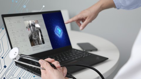 Aufgeklappter Laptop, davor eine Hand mit einem Stethoskop