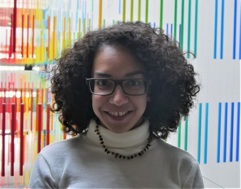 Porträt Dr. Maria Rita Ortega Vega im Chemieneubau