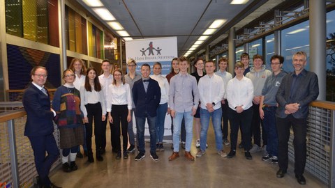 Gruppenfoto mit mehreren jugendlichen Preisträgern