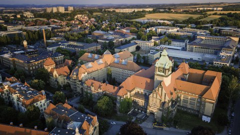 Luftbild vom TU-Gelände, im Vordergrund der Schumann-Bau