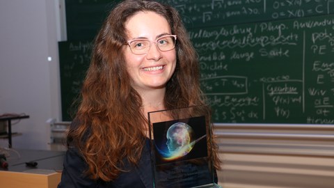 Charlotte Lotze mit Pokal.