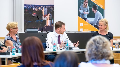 Ministerpräsident Michael Kretschmer zu Gast bei den Erziehungswissenschaften.