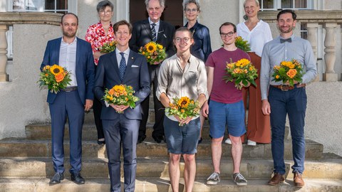 Gruppenfoto auf einer Treppe mit 9 Personen