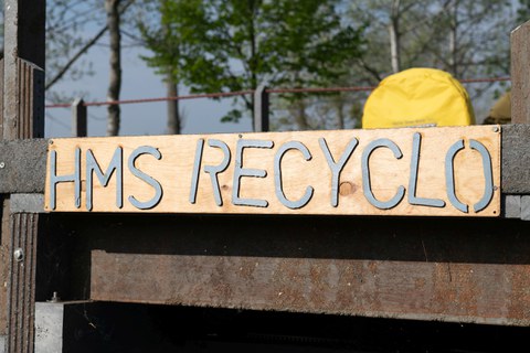 Holzschild "HMS Recycling"
