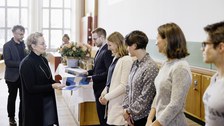 Die Rektorin übergibt Preise an Studenten.