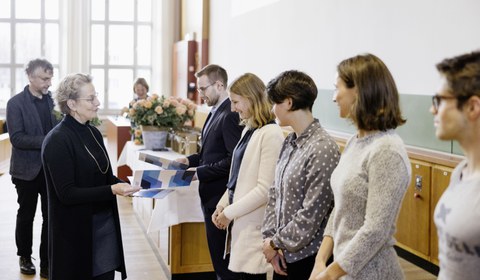 Die Rektorin übergibt Preise an Studenten.